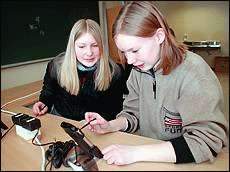 MINI-PC: Synne Svenningsen (til høyre) og Elise Rasmussen tester ut finessene på de små datamaskinene de skal disponere resten av skoleåret.