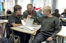 DÅRLIG:9.klassingene Kristoffer Rødsdalen Hagen (t.v. ), Christian Gelsomine og lærer Helge Olav Nes ved Åmot ungdomsskole, konstaterer at noen av lærebøkene ved skolen er modne for utskifting. – Dette er dårlig, er elevens dom.
$BYLINE_ON$Foto: Kristin Søgård$BYLINE_OFF$