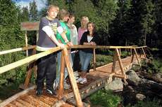 DESIGNERE: 8.-klassingene Even Treseng (fra venstre), Jørgen Hagebakken, Peter Sjølie, Malin Pedersen og Karianne F. Skaret har tegnet brua over Østre Æra. I går ble den markert åpnet.<I>Foto: Kristin Søgård</I>