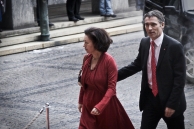 Jens Stoltenberg sammen med sin kone Ingrid Schulerud var de første til å entre rådhuset på den rød løperen.