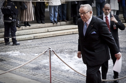 Martti Ahtisaari ankom Oslo Rådhus sammen med sin kone for å motta Nobels Fredspris og holde sitt Nobelforedrag.