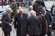 Geir Lundestad og Ole Danbolt Mjøs fra Den norske Nobelkomité ønsket kongefamilien velkommen til seremonien og fulgte Kong Harald, Dronning Sonja, Mette Marit og Kronprins Håkon inn.