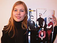 Henriette var med p  anmelde platen!