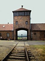 Inngangsporten til Auschwitz 2 - Birkenau, fotograf: Åus