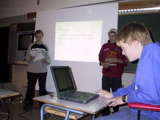 Espen, Aleksander og Sigurd presenterte deler av sitt foredrag på Powerpoint.