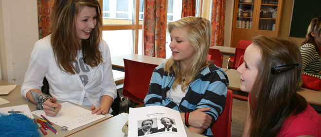 Camilla, Linn og Susanne forbereder seg til Nobelprosjektet.