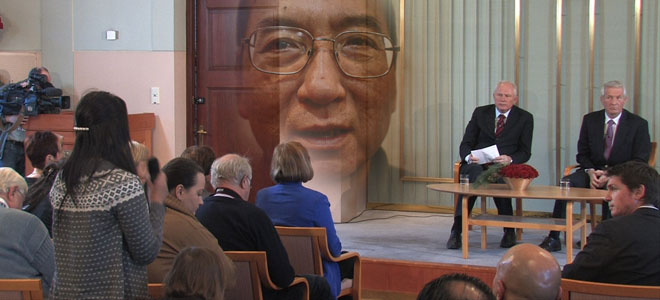 Dung i aksjon under den internasjonale pressekonferansen.