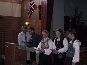 JohnHarald Gartland, Per Walmsnæss, Lise Bjørsland, Thorbjørg Haagenrud og Hege Søberg underholdt med sang.