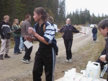 Hedda og Lise passerer matstasjonen etter 5 kilometer!