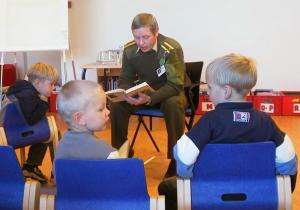 Major fra Rena leir leser for barna