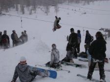 Luftige svev under snowboardkonkurransen!