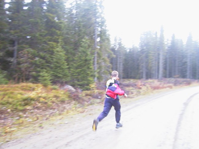 Jonas passerer matstasjonen i stor fart!