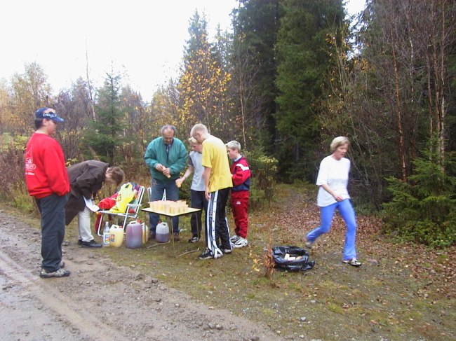 Bente legger i vei ut fra matstasjonen!