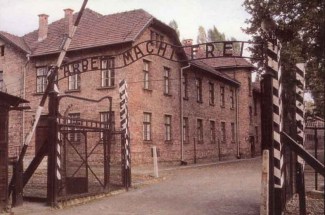 Inngangsporten til Auschwitz I....