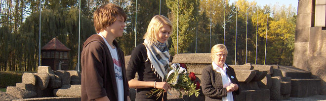 Kim og Jeanette leser dikt i Auschwitz II Birkenau.