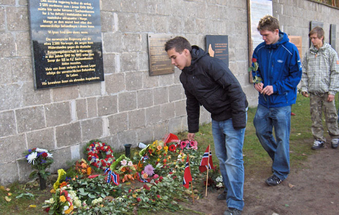 Gutta legger ned blomster i Sachsenhausen