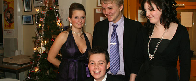 Marita, Erik, Kristoffer og Synne hygget seg under juleballet.