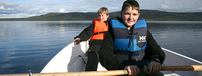 Emil og Håkon ror på Osensjøen