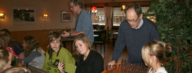 Jan Vincens Steen spanderte pizza og brus på Nobelgjengen.