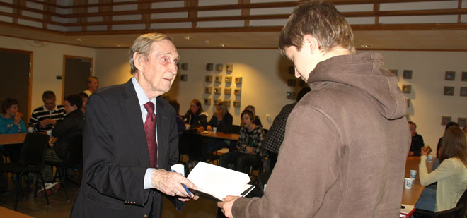 Håkon får sin bok signert av Gunnar Sønsteby.