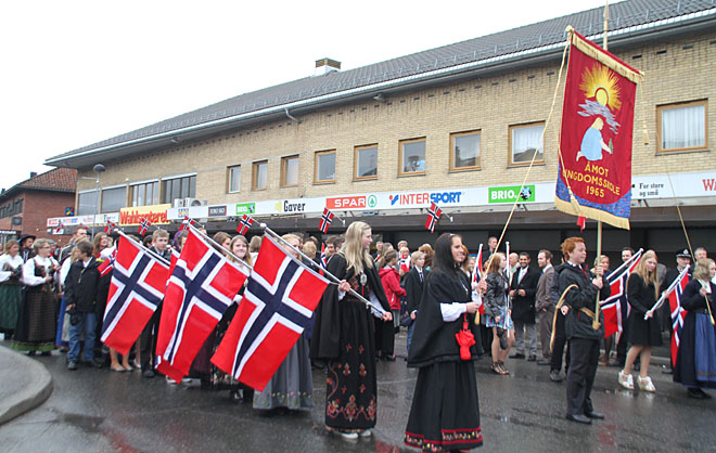 Åmot ungdomsskole i 17. mai-toget.