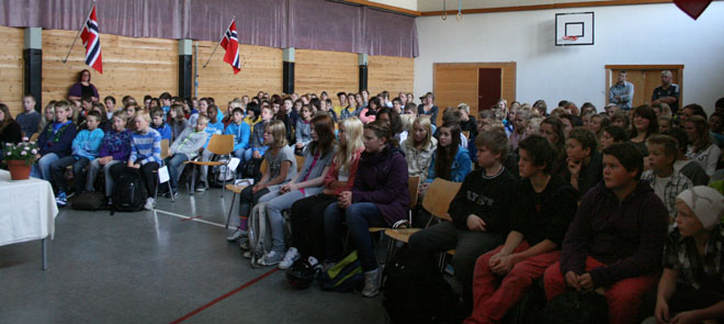 Samling i gymsalen.